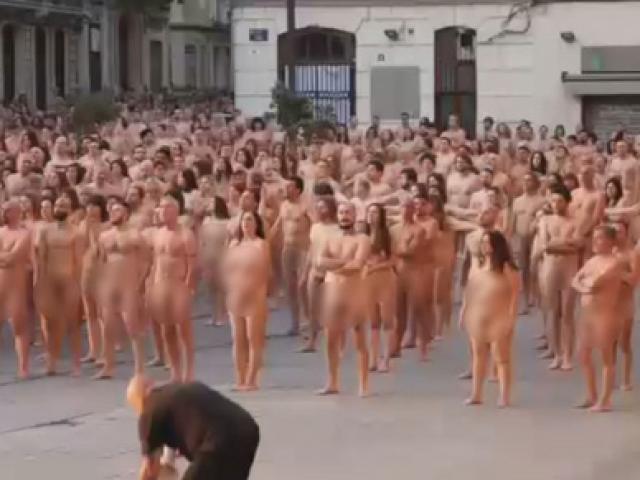 Hàng ngàn người chụp ảnh khỏa thân “đòi quyền lợi cho nữ giới”