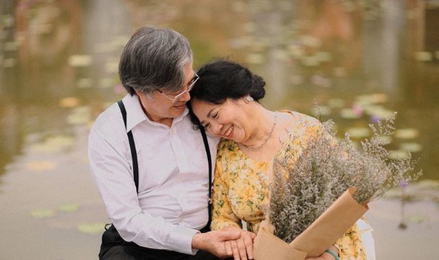 Hình ảnh tình yêu về già là một bức tranh tuyệt đẹp về chặng đường tình duyên của hai trái tim. Đó là nét đẹp cổ kính nhưng đầy tính hiện đại truyền tải cho chúng ta thông điệp về tình yêu đích thực và năng lượng tích cực cho tương lai.