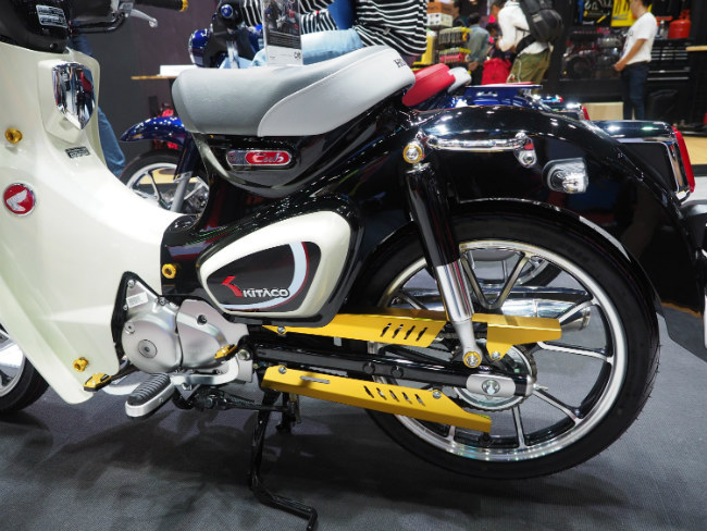 man nhan ngam huyen thoai honda cub c125 vang dong tuyet dep hinh anh 15