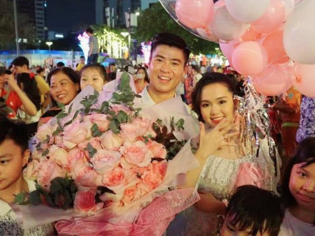 Cầu thủ Duy Mạnh cầu hôn em vợ Văn Quyết giữa ”biển người” trên phố đi bộ Nguyễn Huệ