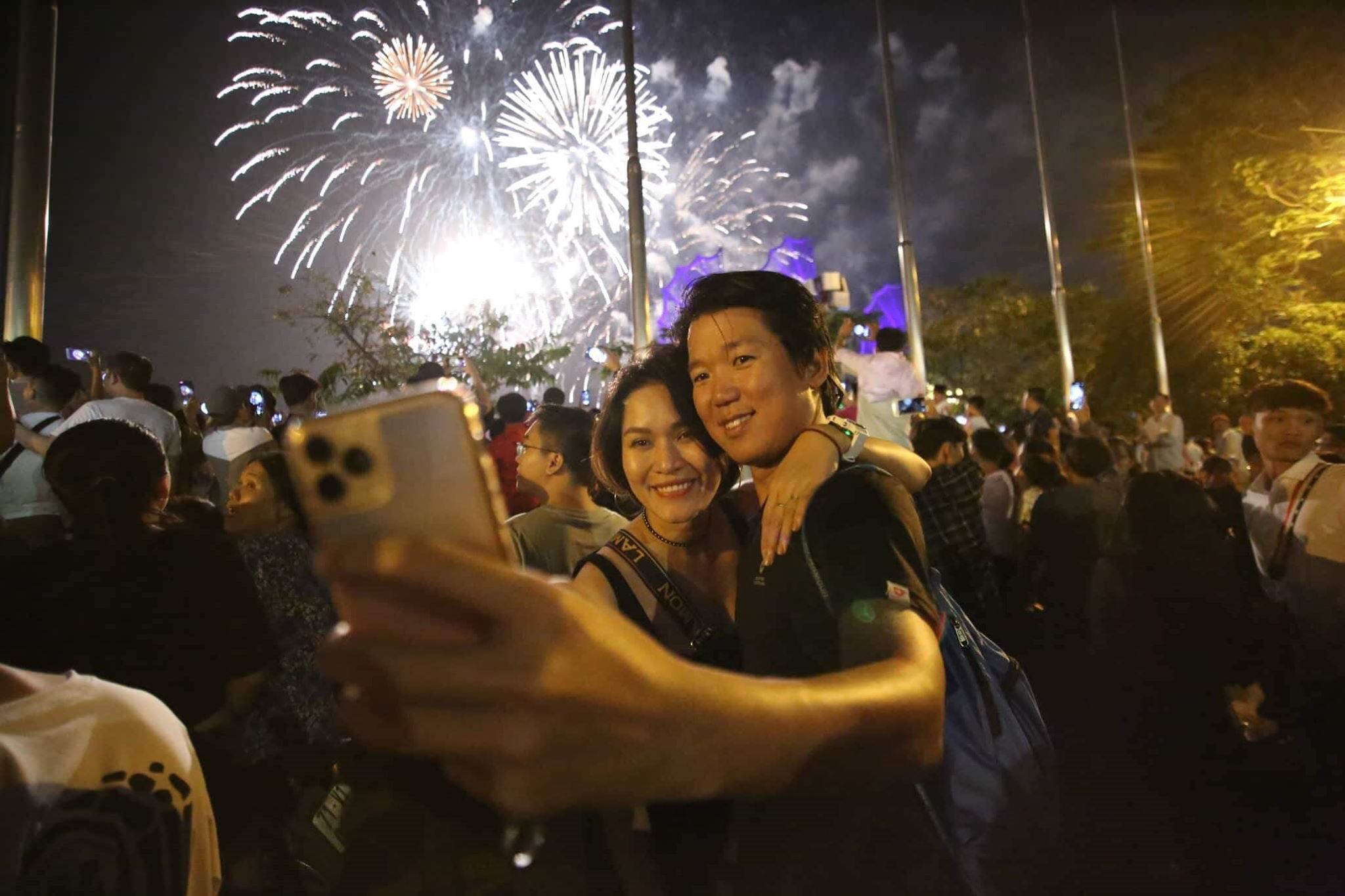 Năm mới 2020 đang đến gần, hãy chuẩn bị cho mình một năm mới bằng những điều tốt đẹp và đầy ý nghĩa. Hình ảnh này sẽ giúp bạn cảm nhận rõ hơn tinh thần đón năm mới của người Việt Nam.