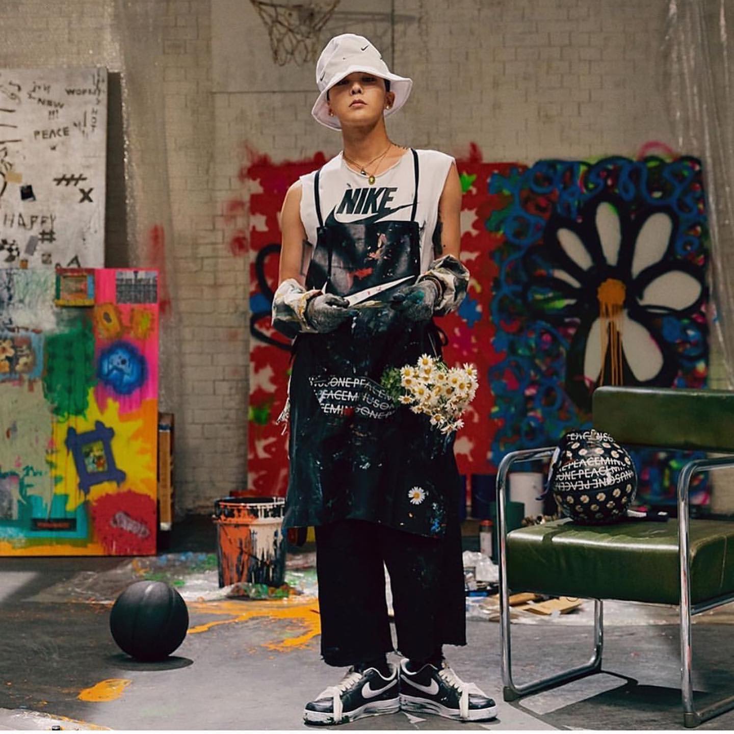 Giày G-Dragon: Bạn đang tìm kiếm một đôi giày đặc biệt để cùng làm mới phong cách của mình? Tham khảo ngay hình ảnh về giày G-Dragon – mẫu giày được thiết kế bởi chính anh chàng thần tượng này. Với kiểu dáng đầy cá tính, đôi giày này chắc chắn sẽ khiến bạn nổi bật trong mọi bữa tiệc.