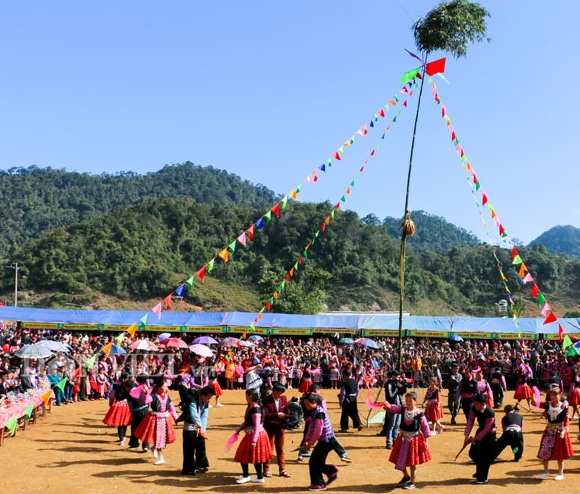 Hãy đến tham quan lễ hội Gầu Tào dân tộc Mông để khám phá nét đẹp văn hóa độc đáo của người Mông. Tại đây, bạn sẽ được cùng đám đông nhảy múa, hòa vào không khí sôi động của lễ hội. Hãy chuẩn bị tinh thần để được trải nghiệm những giây phút tuyệt vời này!