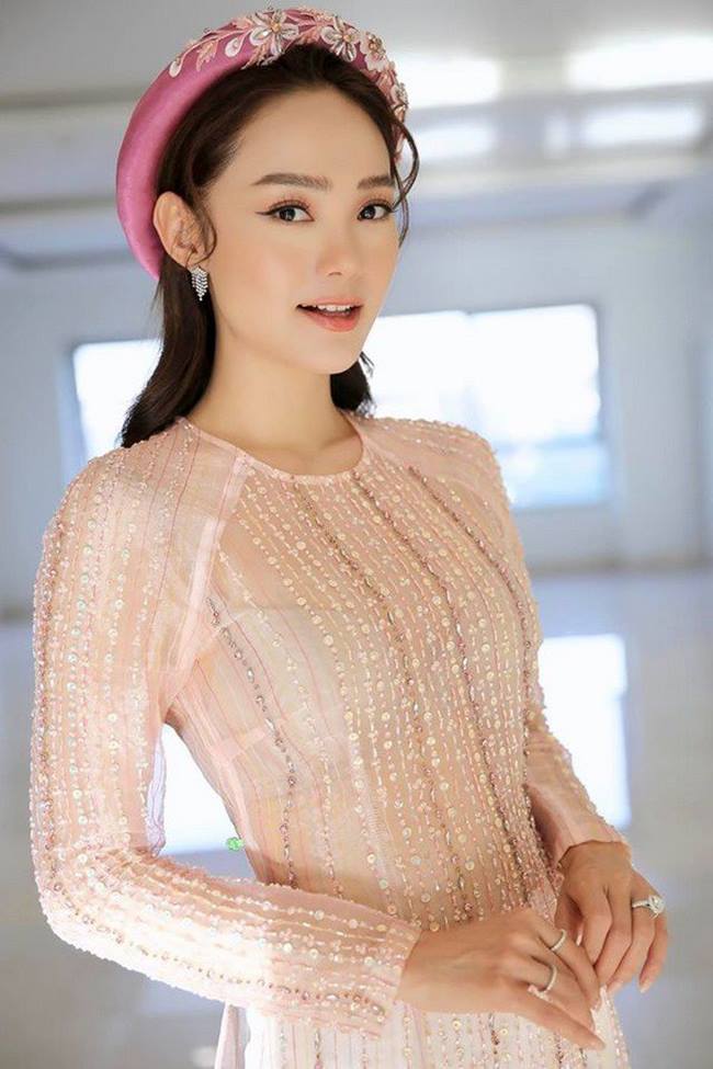 het quan xuyen thau den ao dai trong suot khien minh hang de 