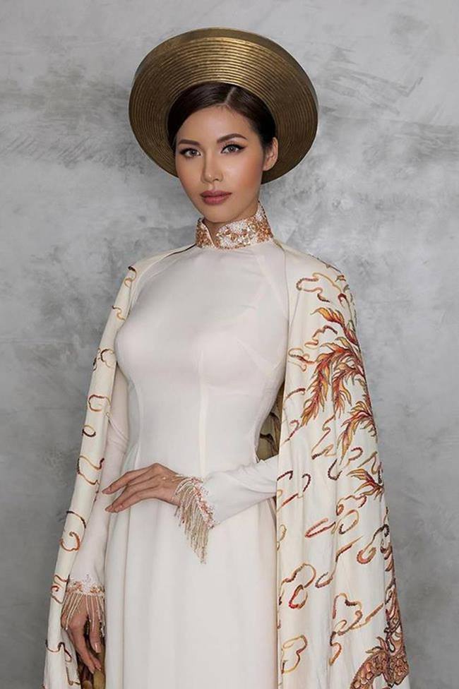 het quan xuyen thau den ao dai trong suot khien minh hang de 