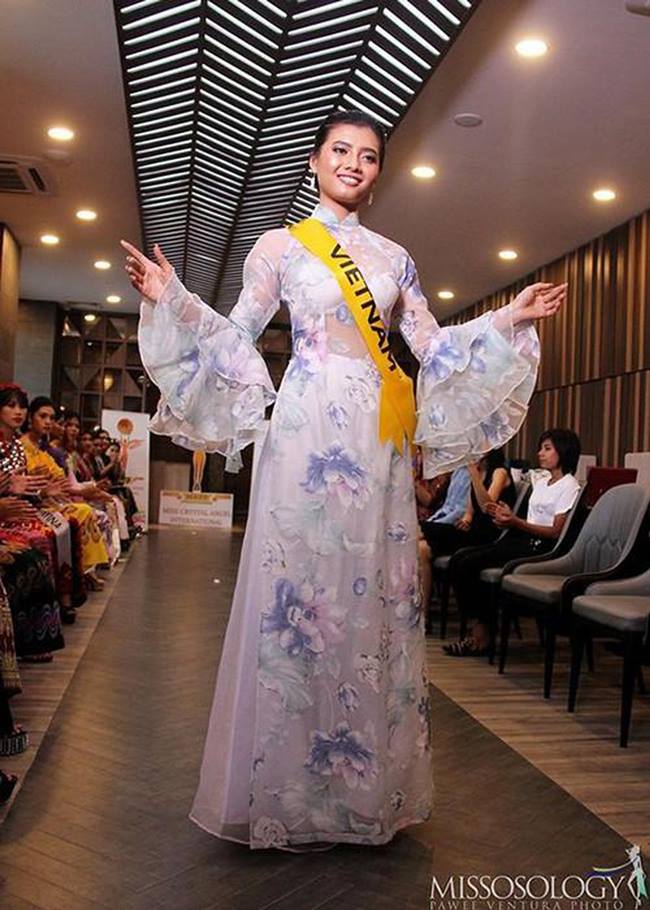 het quan xuyen thau den ao dai trong suot khien minh hang de 