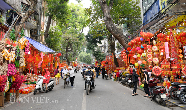 anh: pho hang ma lung linh sac mau don tet canh ty hinh anh 1