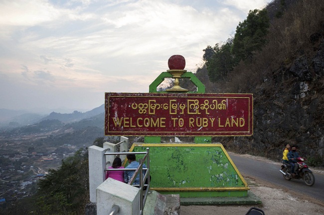 noi ra ranh thoat nuoc cung tim duoc da quy, ban hong ngoc ngoai cho nhu rau hinh anh 4