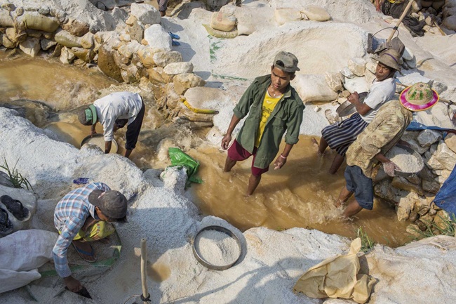 noi ra ranh thoat nuoc cung tim duoc da quy, ban hong ngoc ngoai cho nhu rau hinh anh 8