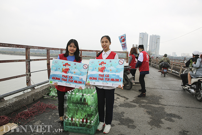 nguoi ha noi tranh thu tien ong cong, ong tao ve chau troi som hinh anh 11