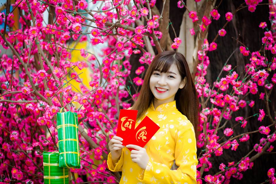 Xuất hành Tết: Hình ảnh độc đáo và đầy màu sắc của những người dân Việt Nam xuất hành đón Tết sẽ khiến bạn cảm thấy như được đưa đến một thế giới khác. Chúc mừng năm mới và xuân an khang!