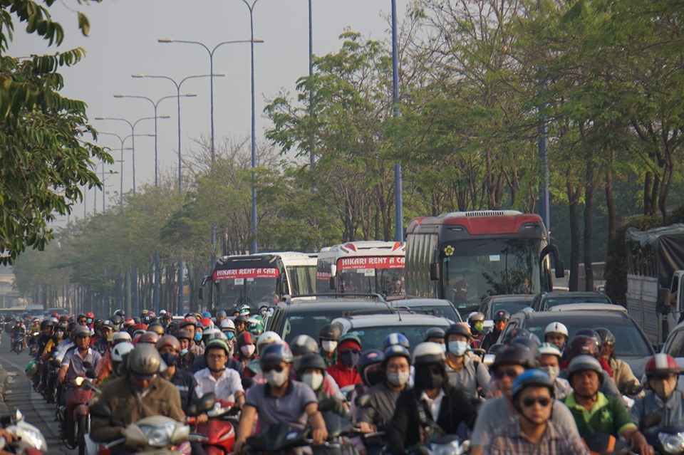 Kiểu dừng đỗ xe ô tô nhức mắt giữa Sài Gòn