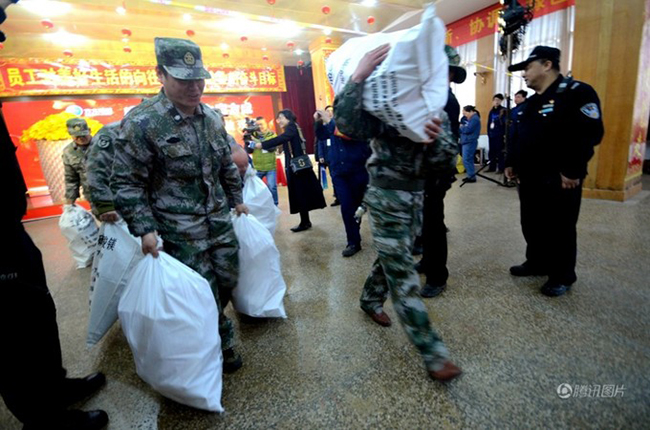 nhung “phi vu” thuong tet “het hon”: bup be tinh duc, sieu xe, quan tai... hinh anh 8