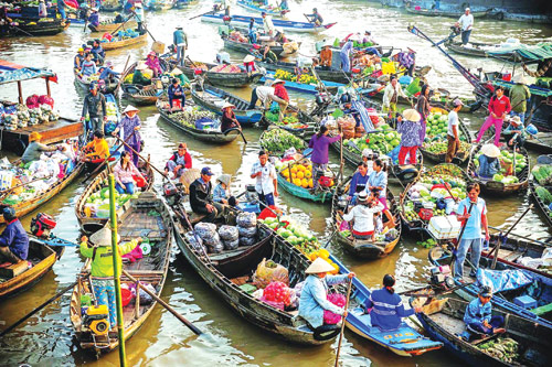 Ảnh Tết Âm lịch miền Tây chính là nét đặc sắc trong không gian mang đậm tinh thần Tết của vùng đất sông nước. Không khí tưng bừng chắm đầy niềm vui, sự háo hức đón năm mới của người dân làng Quê. Những bức ảnh này sẽ giúp bạn cảm nhận và truyền tải gần hơn những nét đẹp của miền Tây.