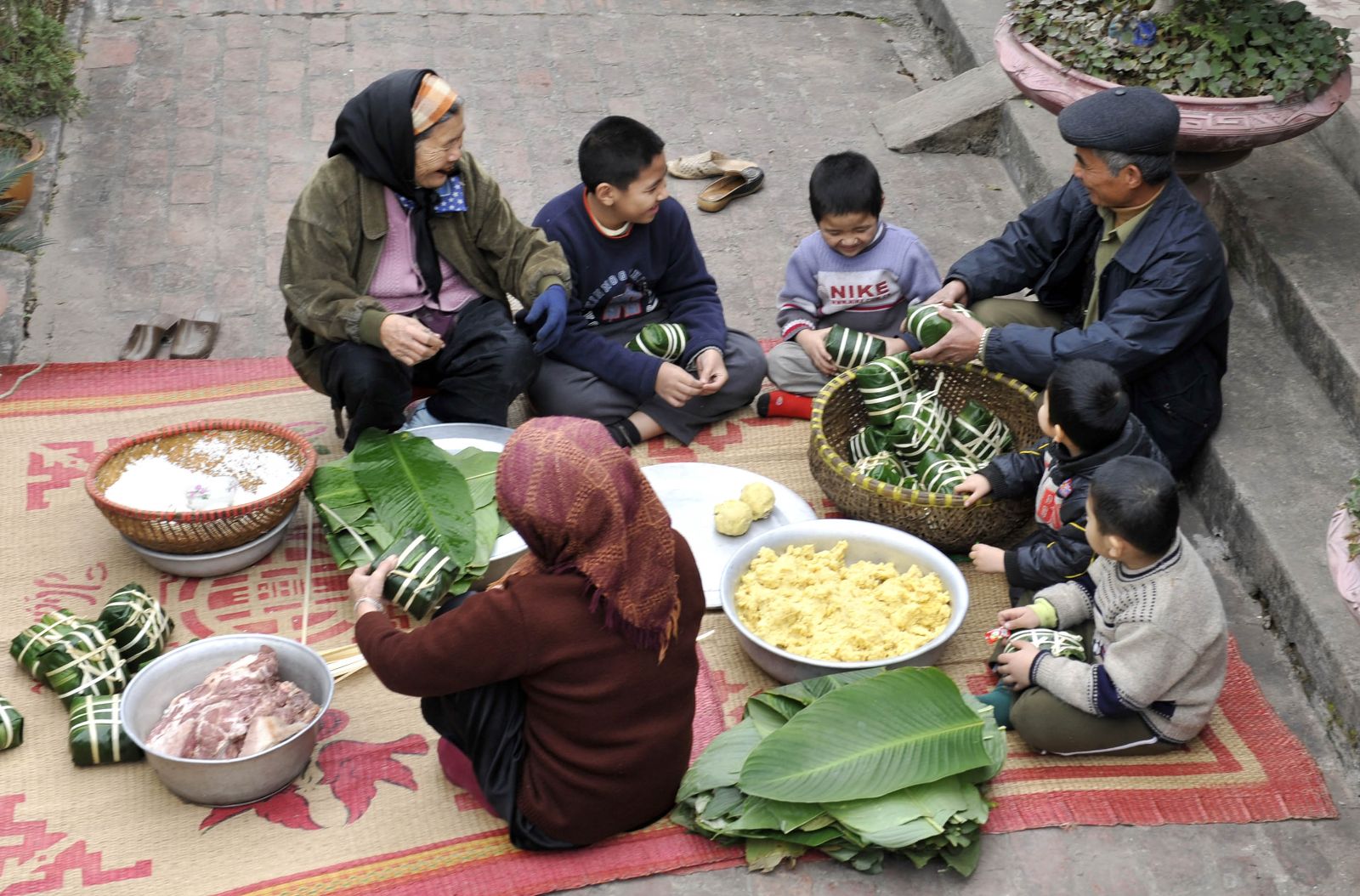 Tết làng quê là một trong những ngày Rằm tháng Giêng đầy sắc màu và đặc trưng của miền quê Việt Nam. Hình ảnh những gia đình sum vầy bên chiếc bàn thờ đầy hương vị quê hương sẽ khiến bạn cảm nhận được không khí ấm áp và thân thuộc. Hãy xem hình ảnh để cảm nhận thêm về Tết làng quê nhé!