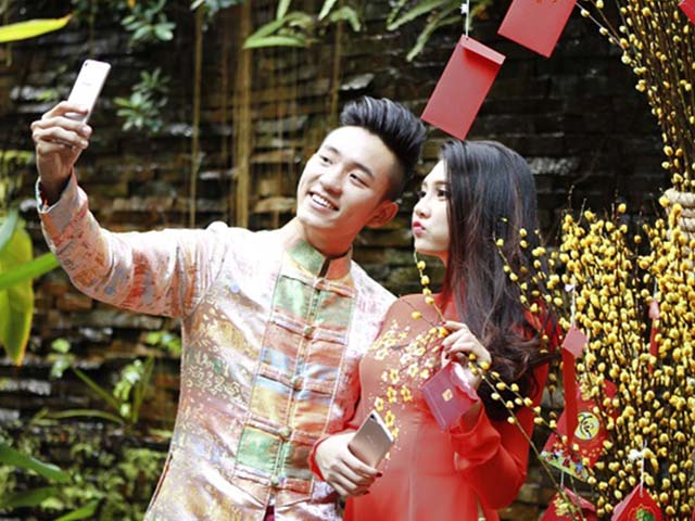 Du xuân, chụp selfie sao cho đẹp dù chỉ với iPhone “cùi”