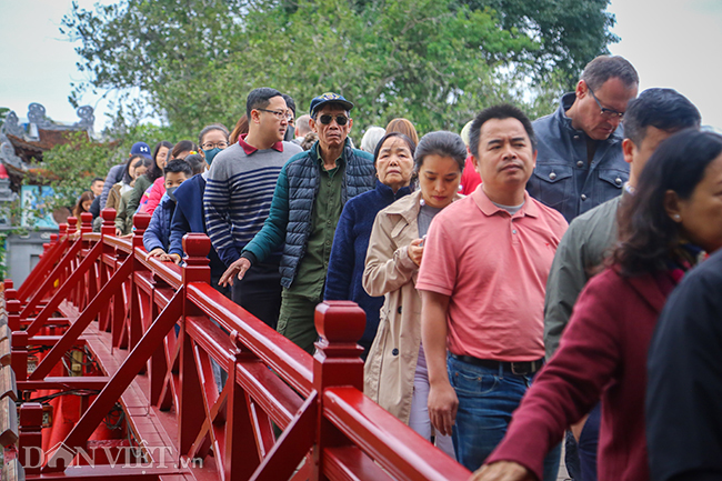 nguoi dan do ve ha noi dong bat ngo ngay mung 2 tet hinh anh 10