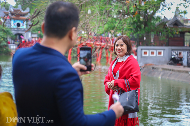 nguoi dan do ve ha noi dong bat ngo ngay mung 2 tet hinh anh 12