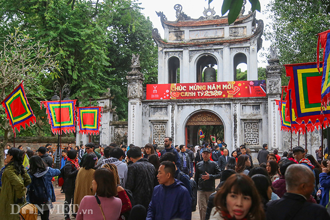 nguoi dan do ve ha noi dong bat ngo ngay mung 2 tet hinh anh 5