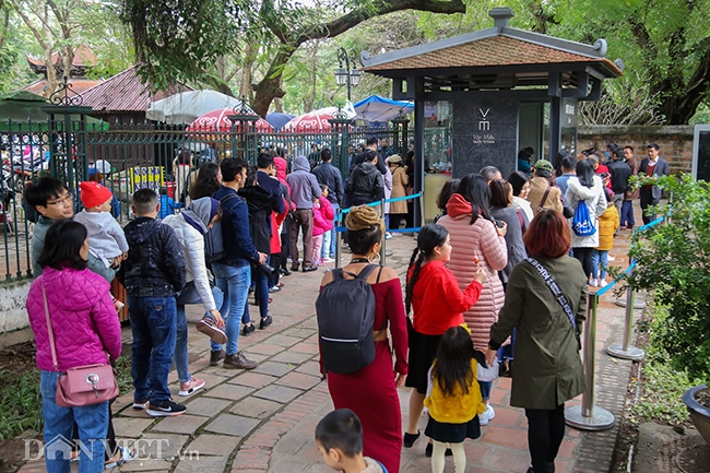 nguoi dan do ve ha noi dong bat ngo ngay mung 2 tet hinh anh 7