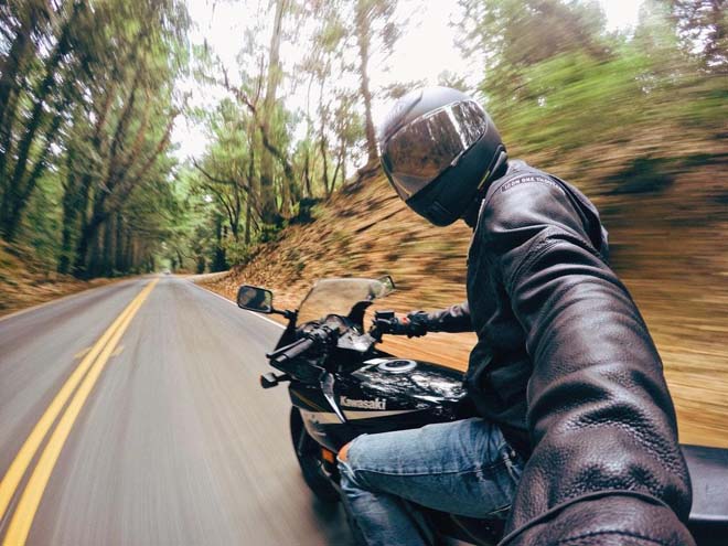 Bạn là một tín đồ của selfie và xe máy? Hãy đến với bức ảnh này để tận hưởng khoảnh khắc tuyệt vời nhất cùng biker vui tươi trên chiếc xe thân yêu của mình.
