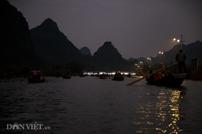 chiu gia lanh 9 do c, nguoi dan xuyen dem vuot suoi vao chua huong hinh anh 1