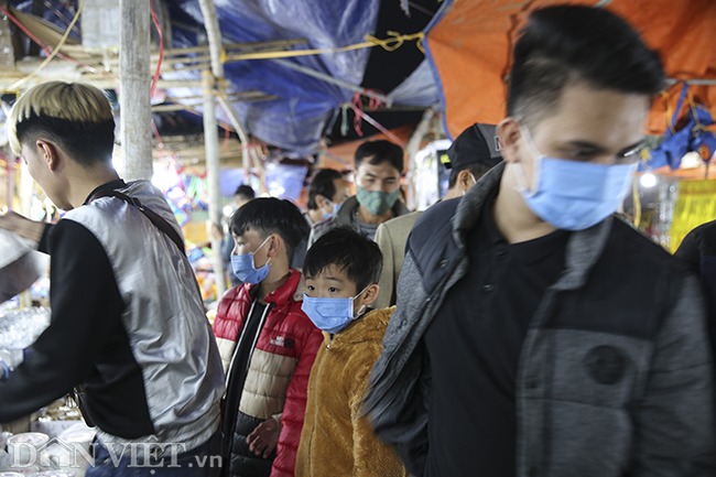 giua tam bao virus corona, nguoi dan van un un keo ve hoi cho vieng hinh anh 4