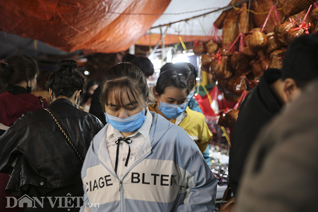 giua tam bao virus corona, nguoi dan van un un keo ve hoi cho vieng hinh anh 6