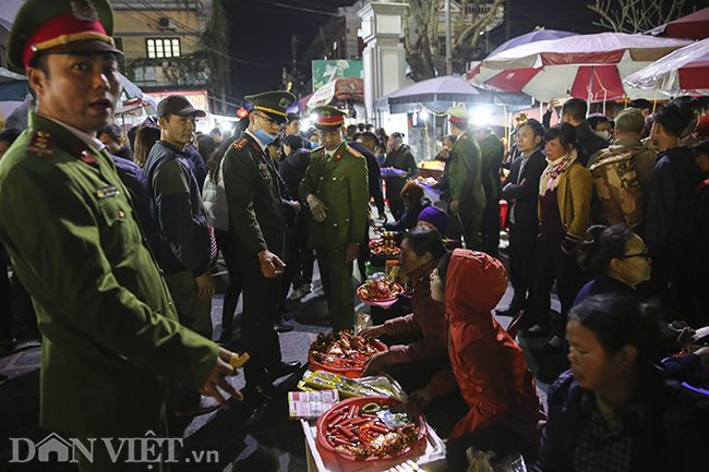 bien nguoi chen chuc di le phu day dip dau nam moi hinh anh 3