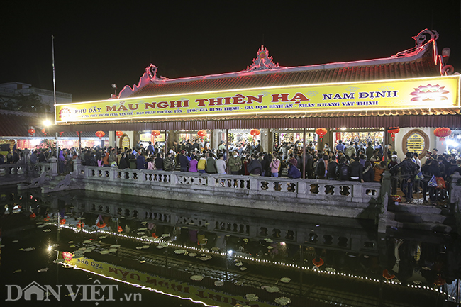 bien nguoi chen chuc di le phu day dip dau nam moi hinh anh 4