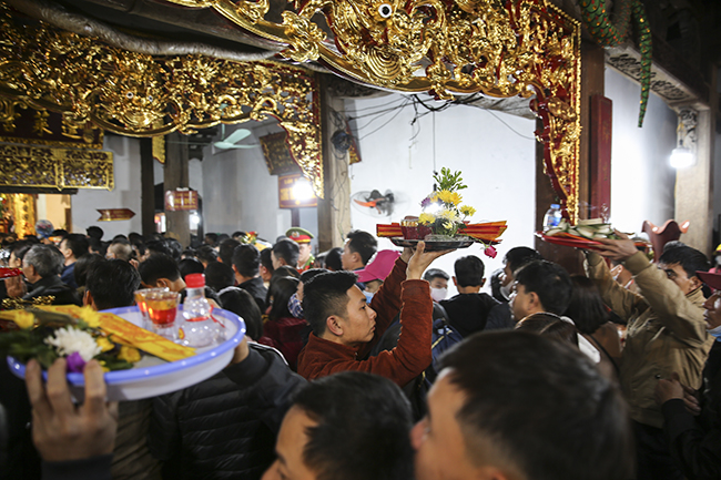 bien nguoi chen chuc di le phu day dip dau nam moi hinh anh 7