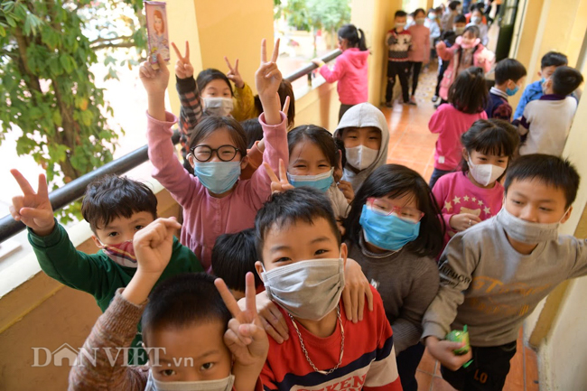 hoc sinh ha noi vua hoc vua deo khau trang phong chong virus corona hinh anh 9