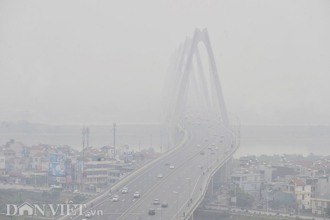 suong mu bao trum ha noi giua trua, oto phai bat den de di chuyen hinh anh 1