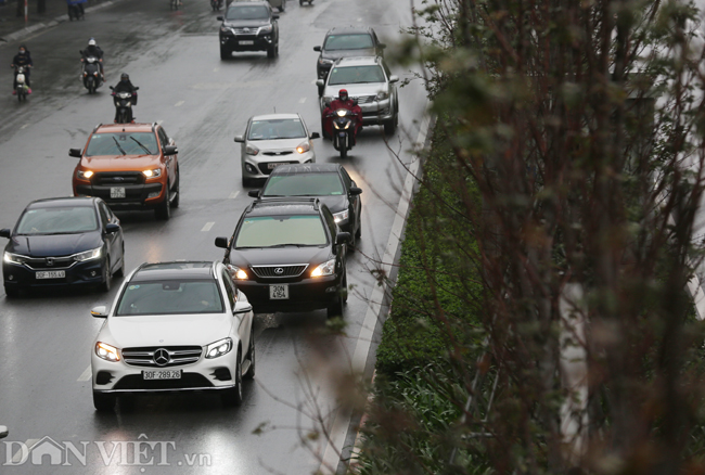 suong mu bao trum ha noi giua trua, oto phai bat den de di chuyen hinh anh 10