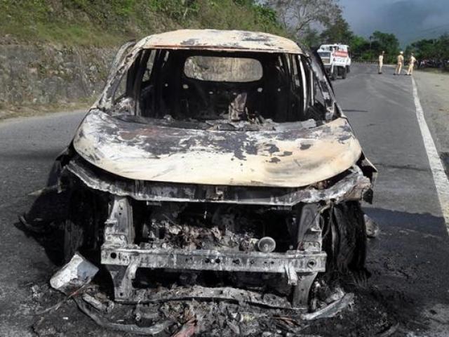 Nóng 24h qua: Hai vợ chồng tử vong trên ô tô bốc cháy giữa đường