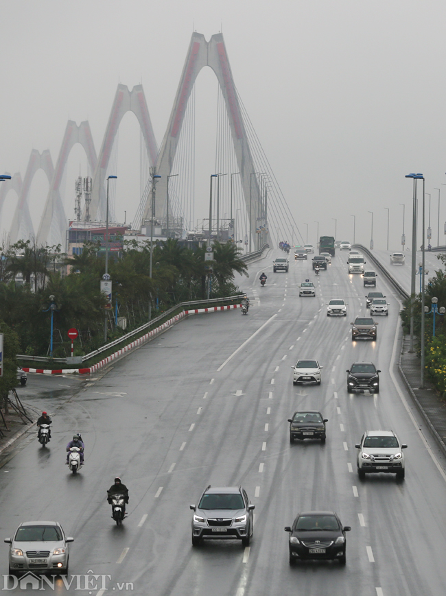 suong mu bao trum ha noi giua trua, oto phai bat den de di chuyen hinh anh 2