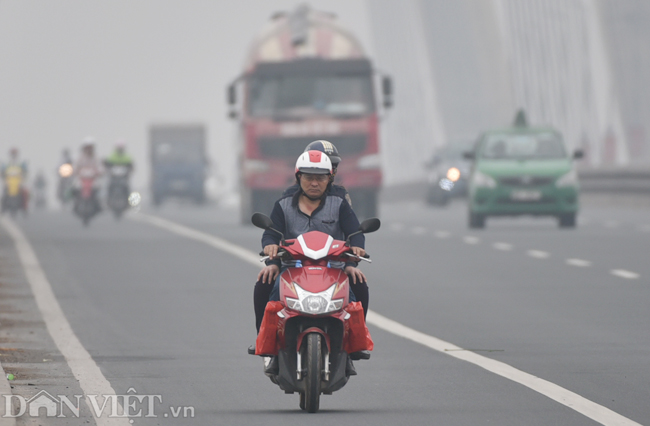 suong mu bao trum ha noi giua trua, oto phai bat den de di chuyen hinh anh 3