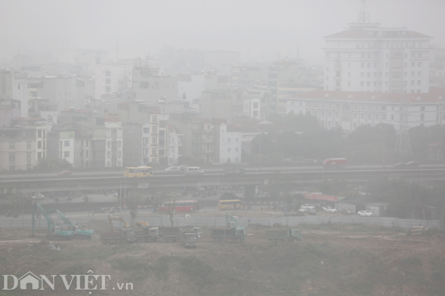 suong mu bao trum ha noi giua trua, oto phai bat den de di chuyen hinh anh 4