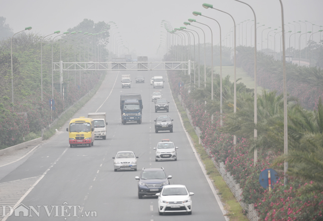 suong mu bao trum ha noi giua trua, oto phai bat den de di chuyen hinh anh 9