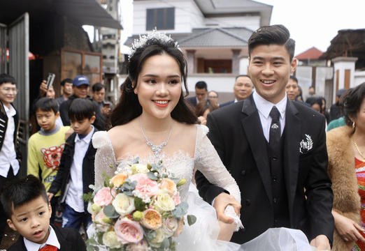 Vợ Phan Mạnh Quỳnh diện váy cưới đính 10.000 viên pha lê bạc, đeo vàng trĩu  cổ