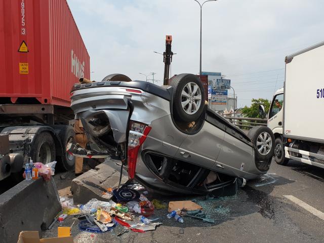 Nhiều người khóc gào trong ô tô lật ngửa sau tai nạn với xe container
