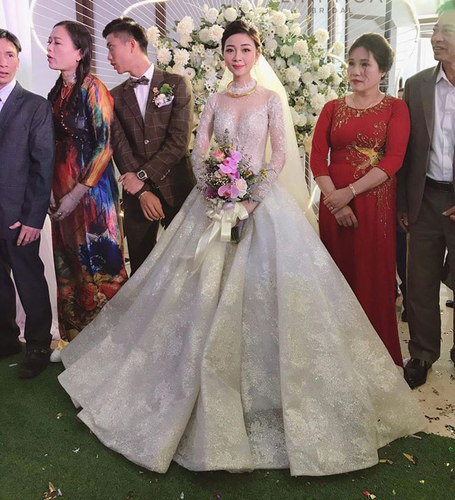 Cận cảnh váy cưới đẹp đến nín thở biến công chúa béo Quỳnh Anh thành cô dâu  cổ tích  2sao