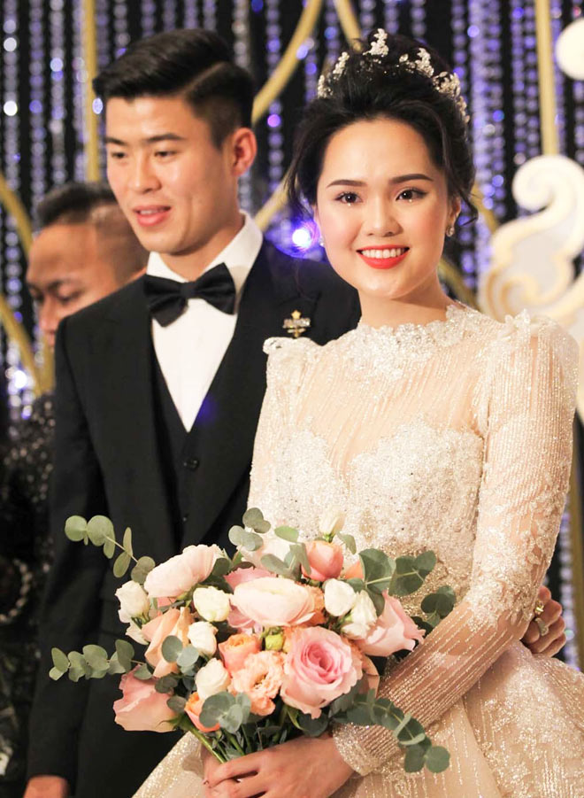 Chi tiết váy và áo dài cưới của vợ Phan Mạnh Quỳnh tại Nha Trang