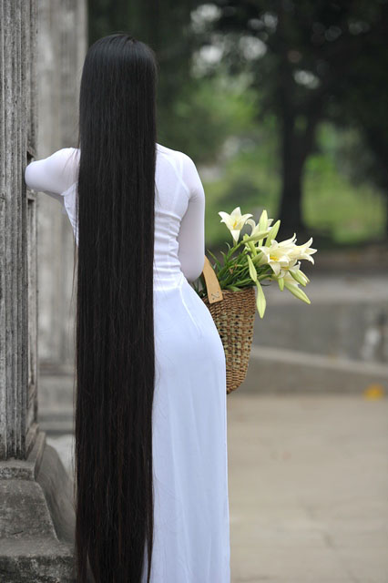 Người phụ nữ có mái tóc dài nhất Việt Nam 2 mét 4 khiến Trấn Thành thích  thú  YouTube
