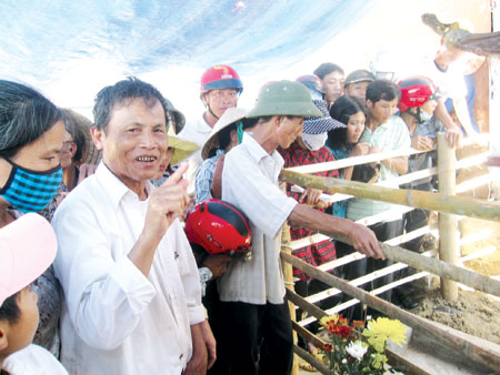 Ông Hà Phan - người chứng kiến toàn bộ sự việc đang kể lại với phóng viên.