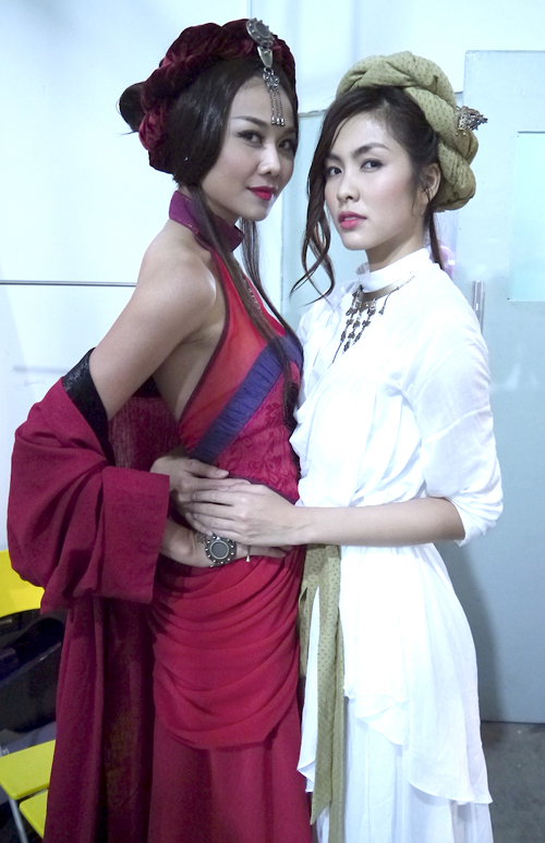 Thanh Hằng và Hà Tăng tranh thủ pose hình kỷ niệm với gương mặt lạnh lùng như nhân vật mà họ đảm nhận trong phim 