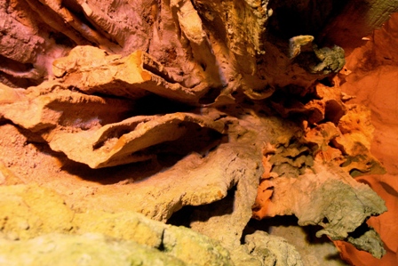 Sửng sốt hang động đẹp nhất Vịnh Hạ Long bị xâm hại