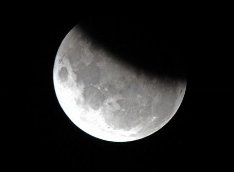 37% đĩa mặt trăng bị che phủ trong bức ảnh được chụp tại Australia. Ảnh: AFP.