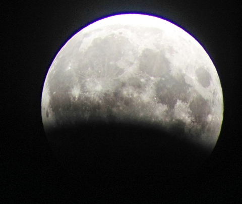 Bóng của địa cầu che phủ phần dưới của đĩa mặt trăng trong bức ảnh được chụp tại quần đảo Hawaii, Mỹ. Ảnh: