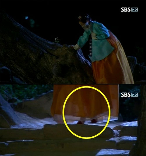Cô gái để lộ cả cổ chân, điều cấm kỵ ở thời Chosun.